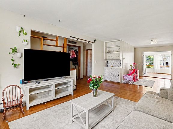 5th image of 49 Sackett St
