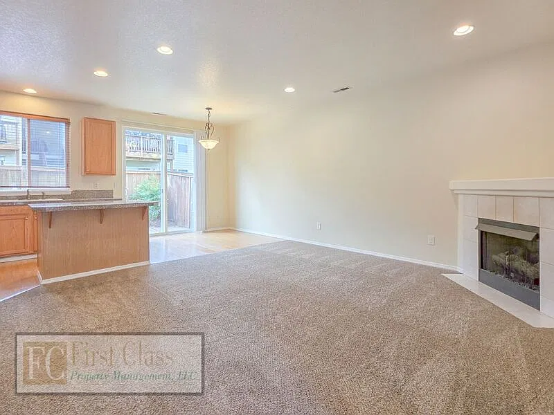 3 bed, 2.5 bath, 1284 sqft, $2,395 — Photo 4