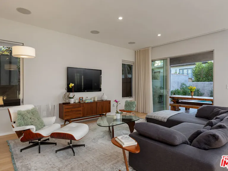 459 N Flores St — Photo 10
