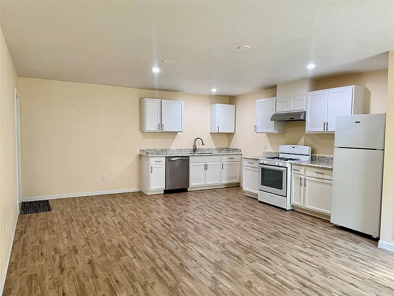 711 Hahlo St #STUDIO — Photo 3