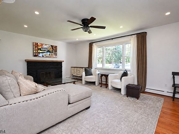 4th image of 186 Macdonald Dr