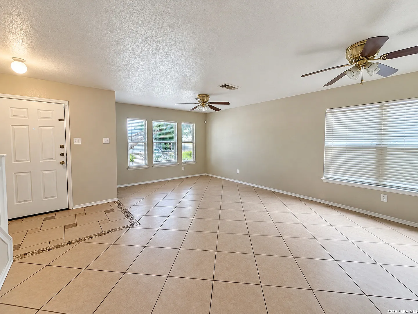 4 bed, 2.5 bath, 2571 sqft, $1,950 — Photo 2