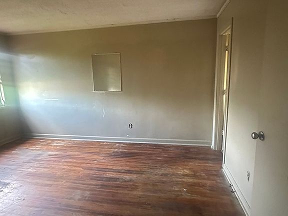 5th image of 800 E 6th St