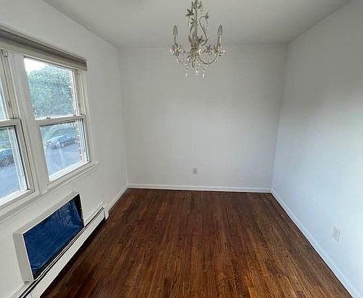 bed room can fit queen size bed