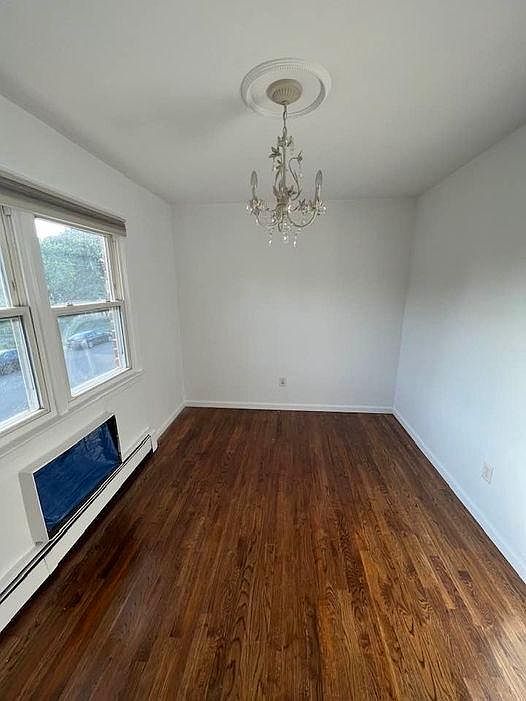 bed room can fit queen size bed