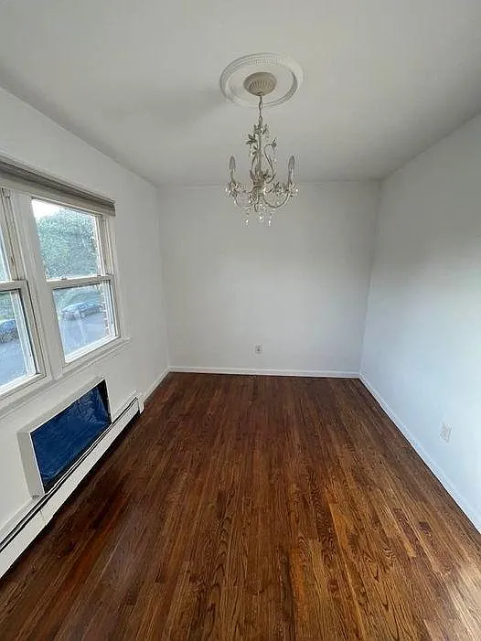 bed room can fit queen size bed