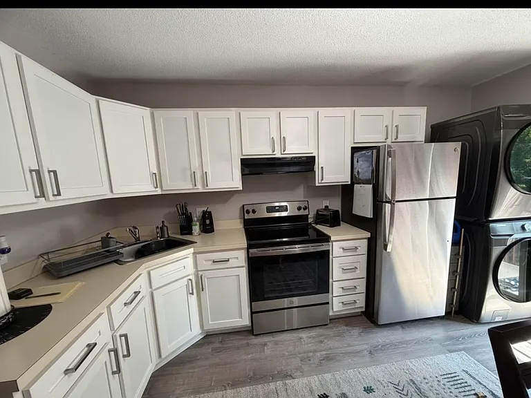 21 Lisa Ct #10 — Photo 2