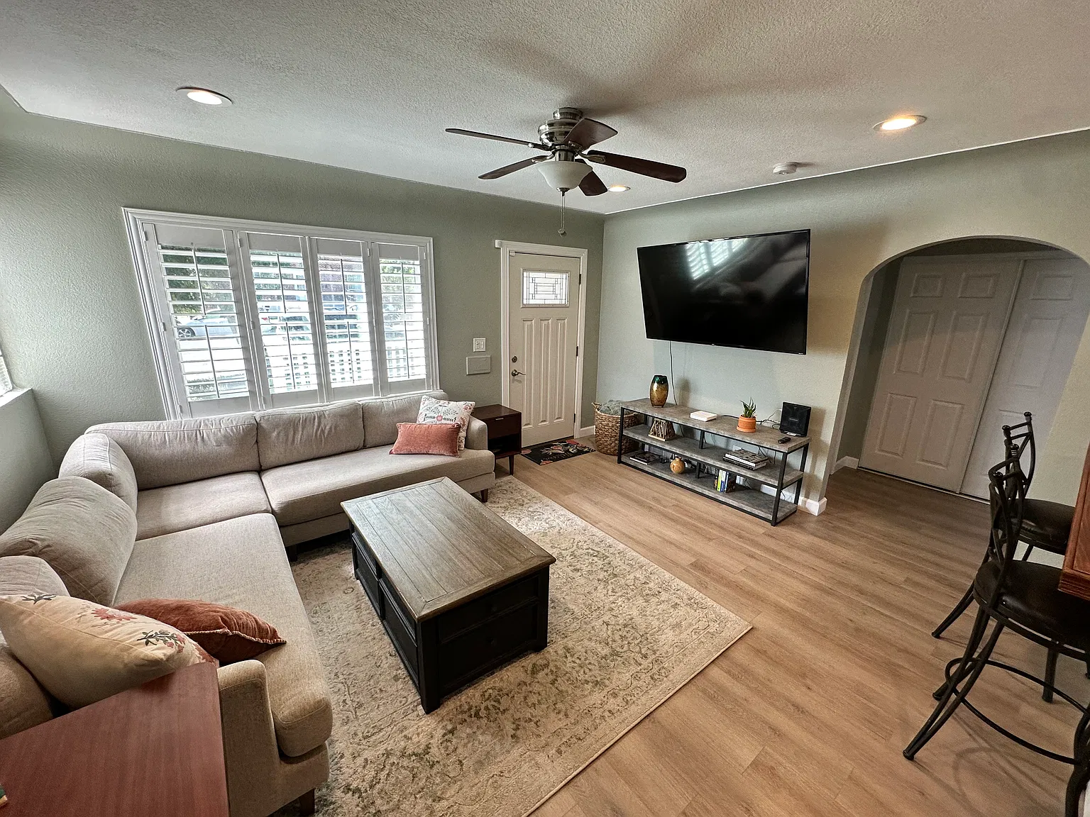 2 bed, 1060 sqft, $2,700 — Photo 3