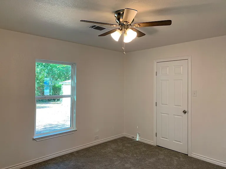 820 W Crawford St — Photo 10
