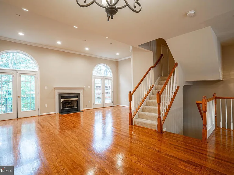 437 Clayton Ln — Photo 7