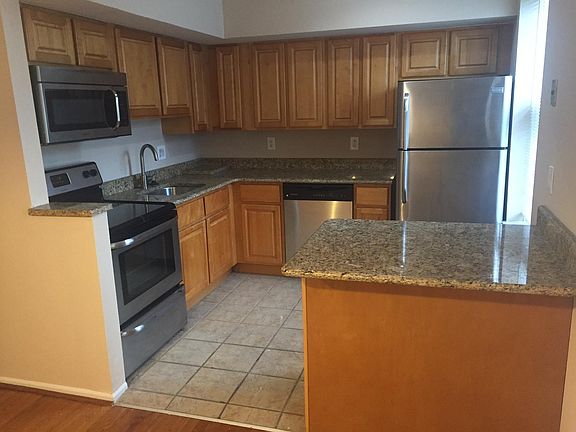 Kitchen w/breakfast bar