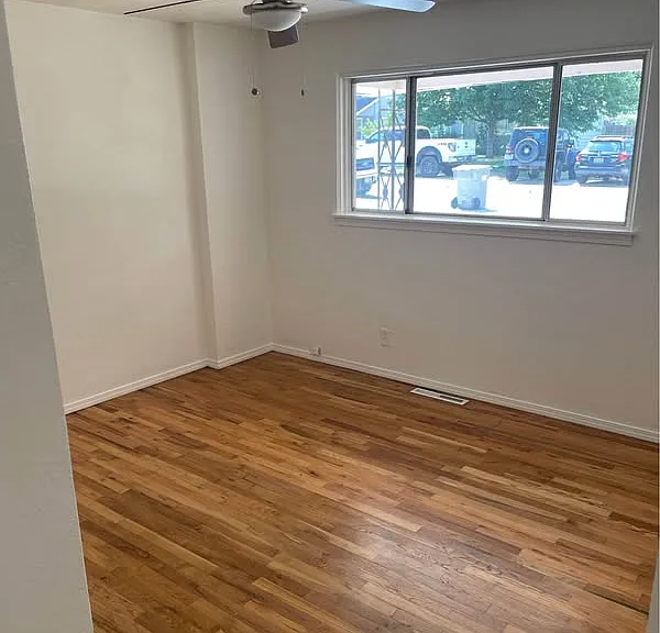 1402 S Division Ave — Photo 3