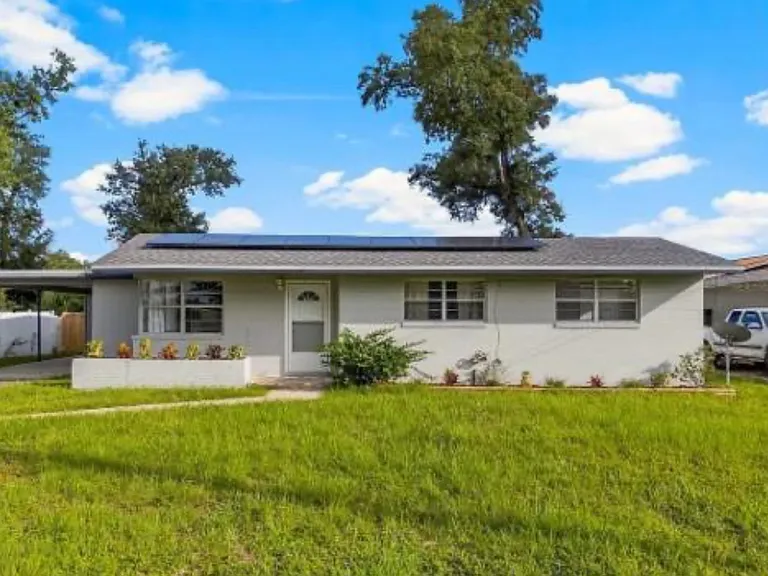 300 Blackshear Dr — Photo 1