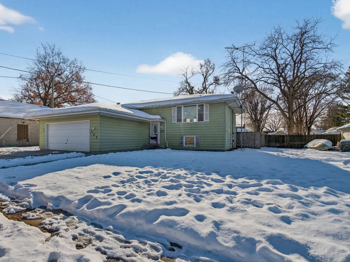 105 W Oak St photo 1