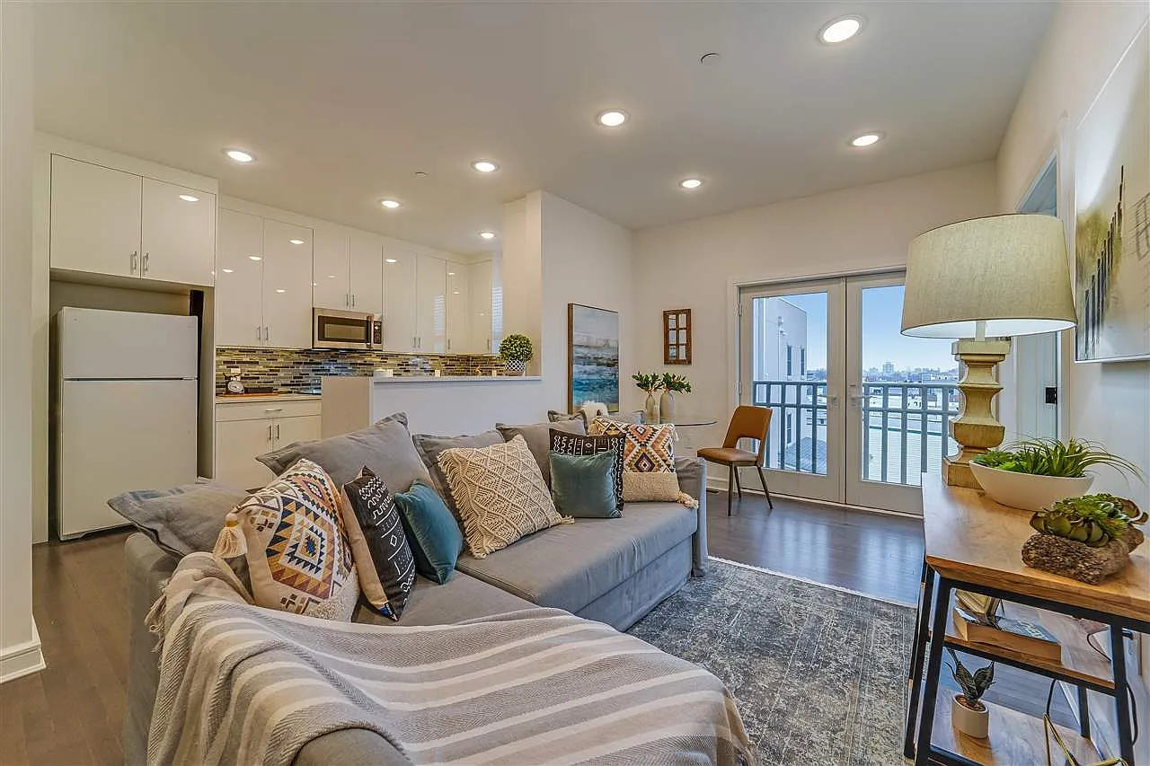 Lincoln Manor Condominium — Photo 1