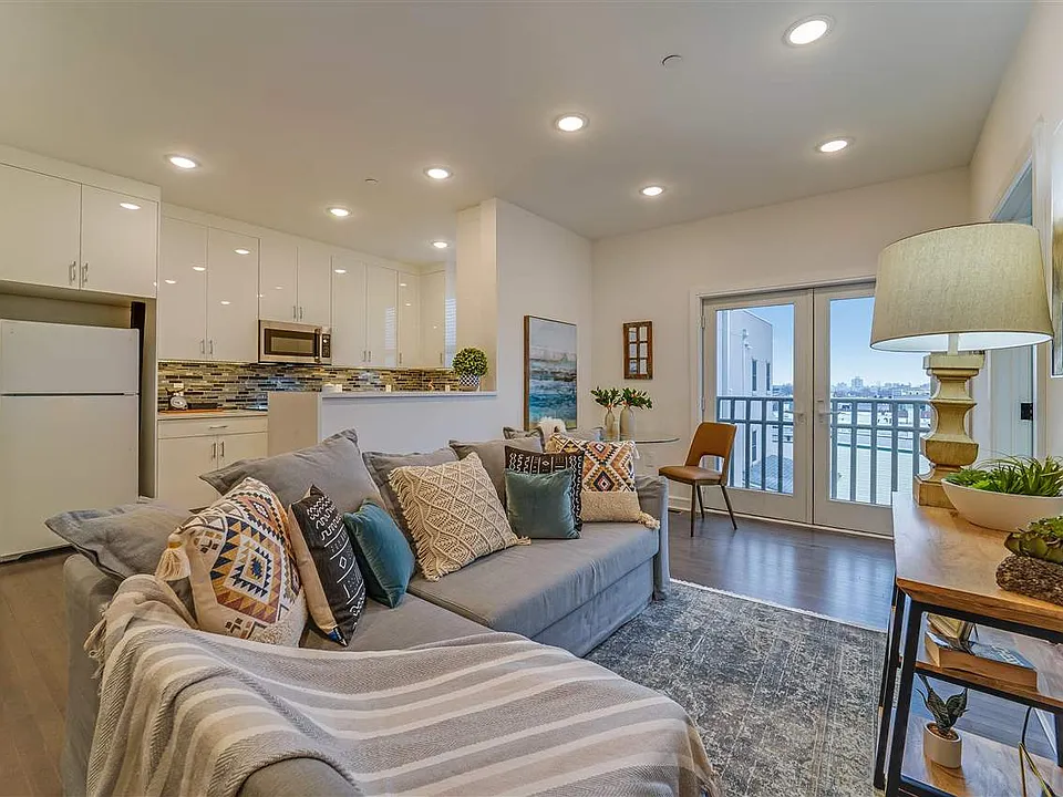 974 Summit Ave #408