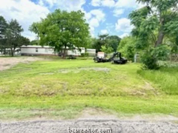 1907 Eisenhower Ave, Bryan, TX 77803