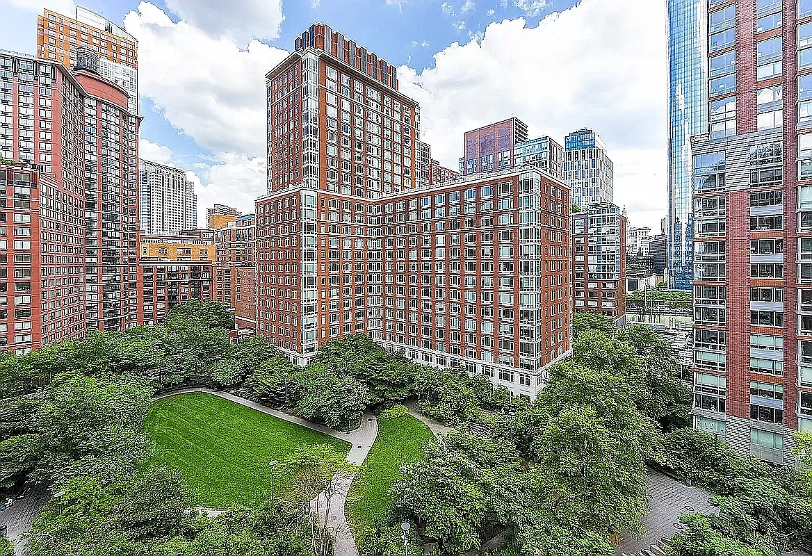 20 River Terrace — Photo 2