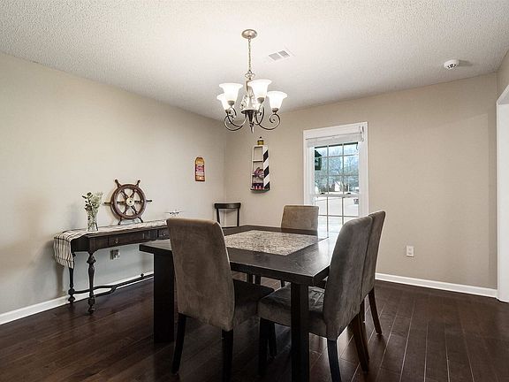 4th image of 768 Meadow Glen Dr