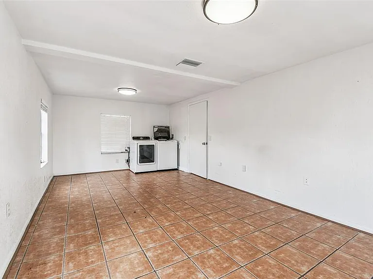 855 E Brandon Blvd — Photo 11