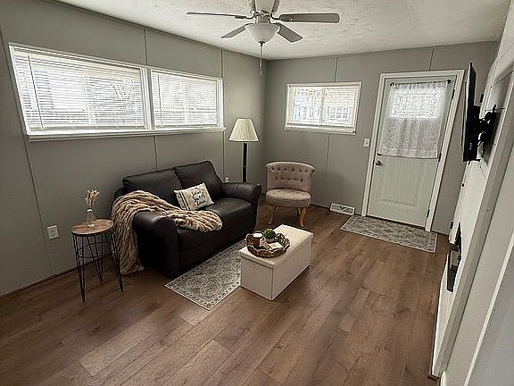 4th image of 1105 W Elm Tree Rd