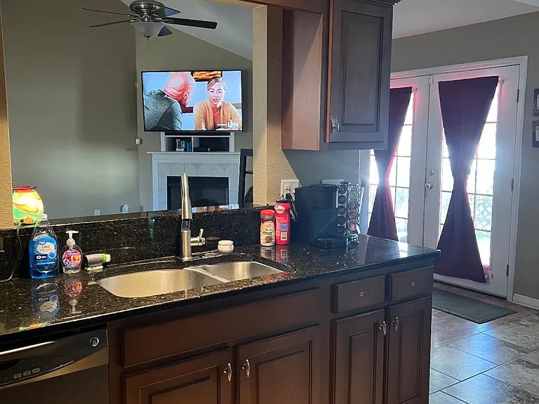 405 Century Dr — Photo 6