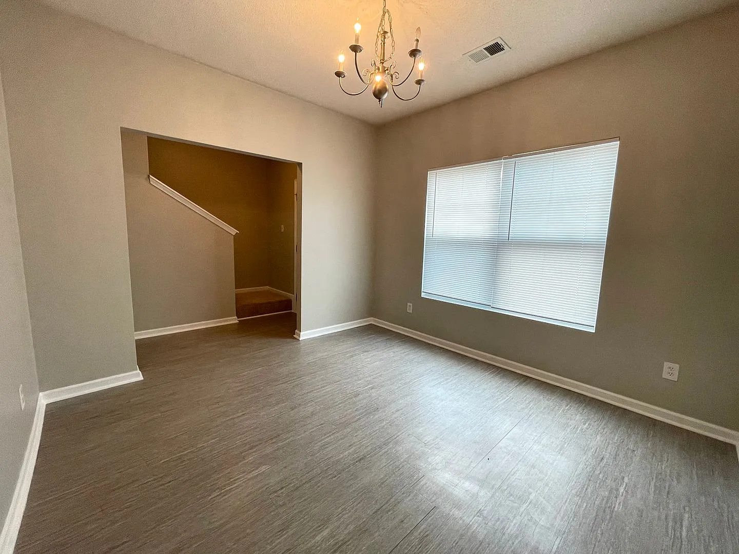 Charming 3 Bedroom/2.5 Bath End Unit Townhome! Great Location October Rent Free — Photo 4
