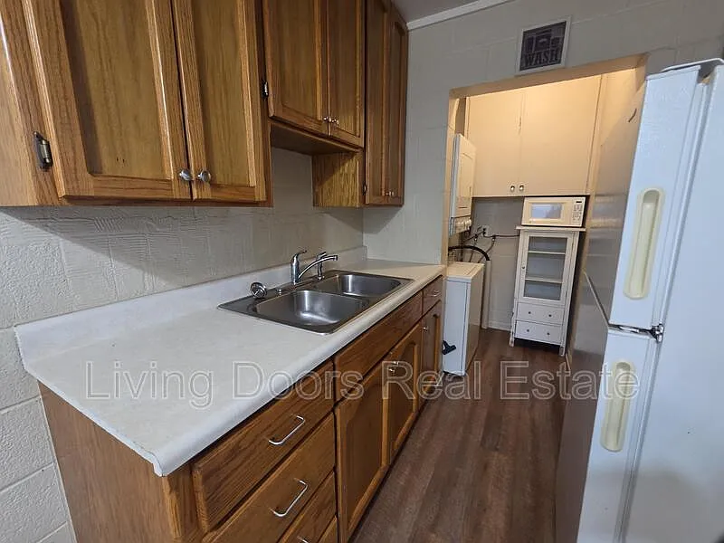 1 bed, 1.0 bath, $725 — Photo 2
