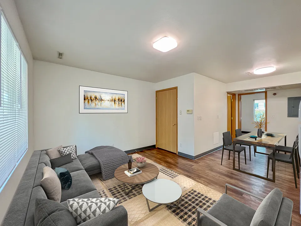 212 Hayward Ave #204