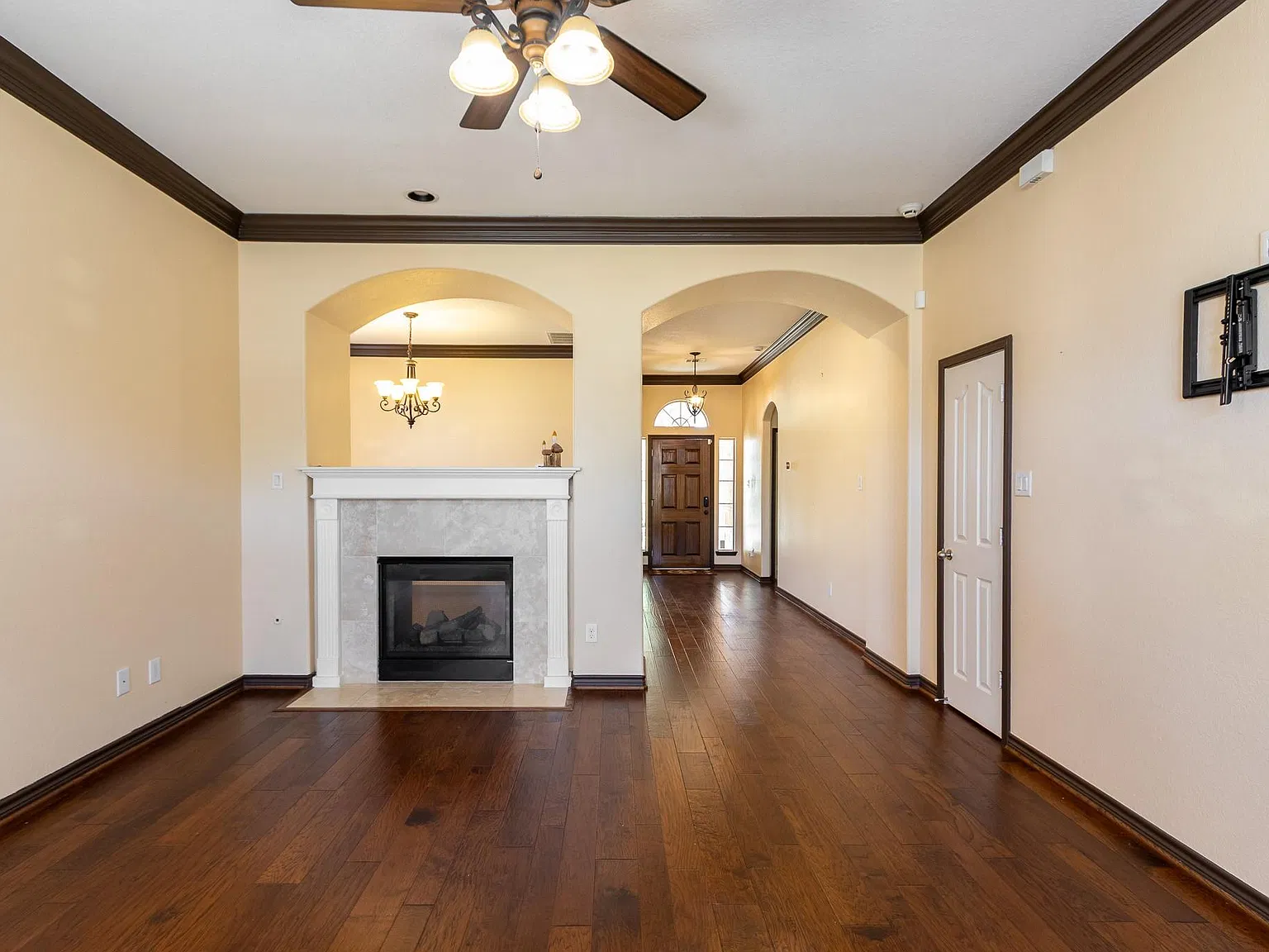 3 bed, 2.0 bath, 1648 sqft, $2,300 — Photo 3