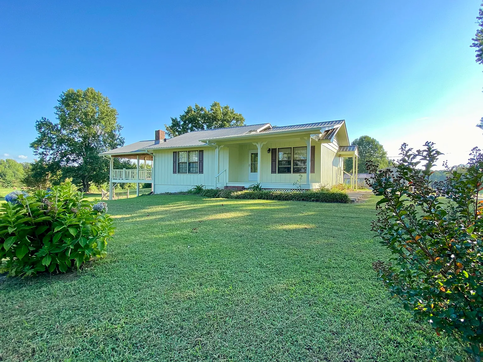 4 bed, 2.5 bath, 2300 sqft, $2,000 — Photo 2
