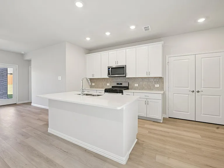 717 Leavenworth Dr — Photo 3