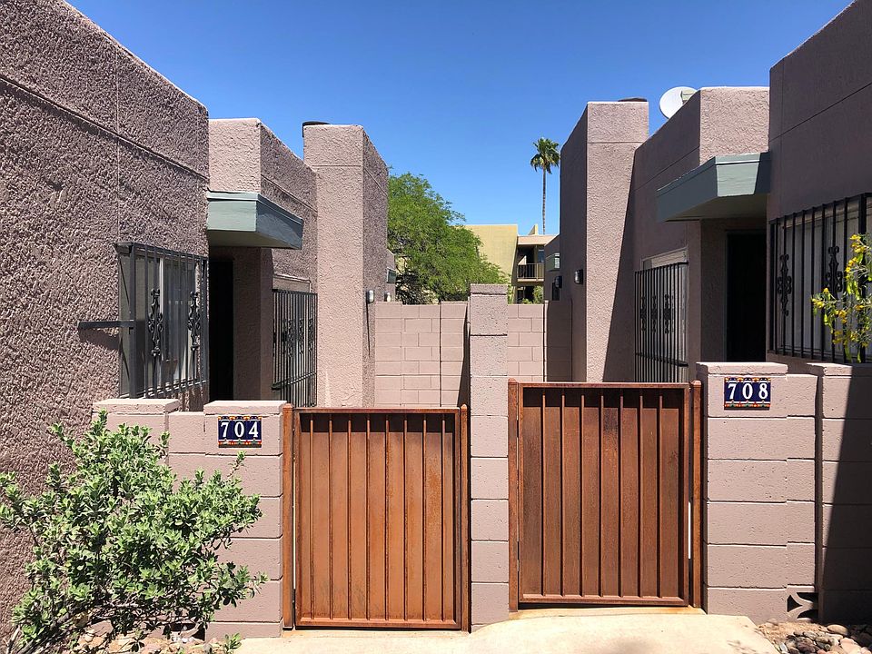 Private entry & patio