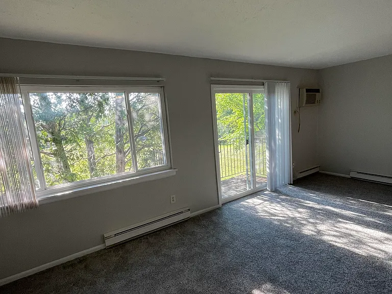 Anderson Square Apartments — Photo 9