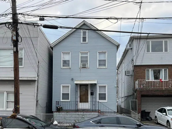 20 Cottage St, Bayonne, NJ 07002