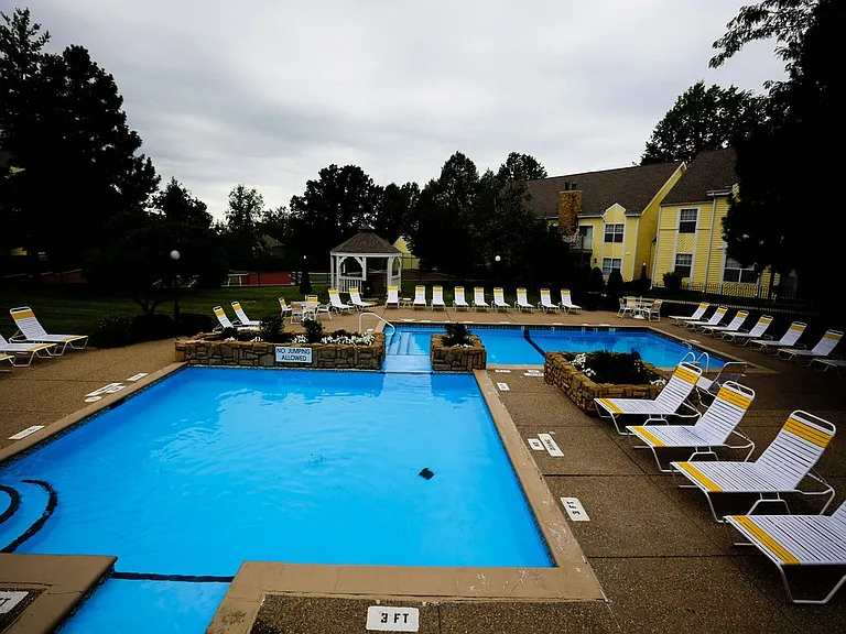 Country Club Place Apartments — Photo 5