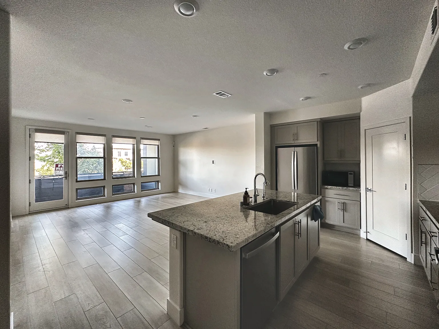 3 bed, 1800 sqft, $4,295 — Photo 3