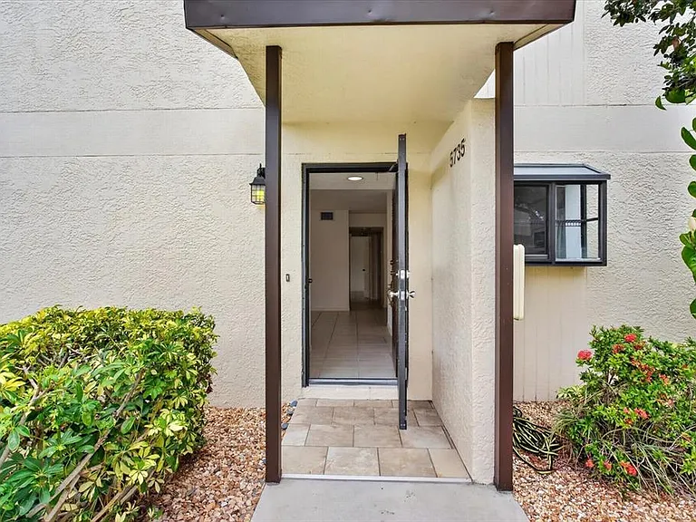 5735 Gardens Dr #5735 — Photo 4