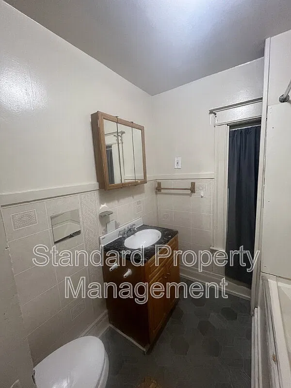 3 bed, 1.0 bath, $1,550 — Photo 2