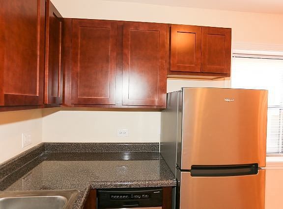 3rd image of 821 W Cornelia Ave #613