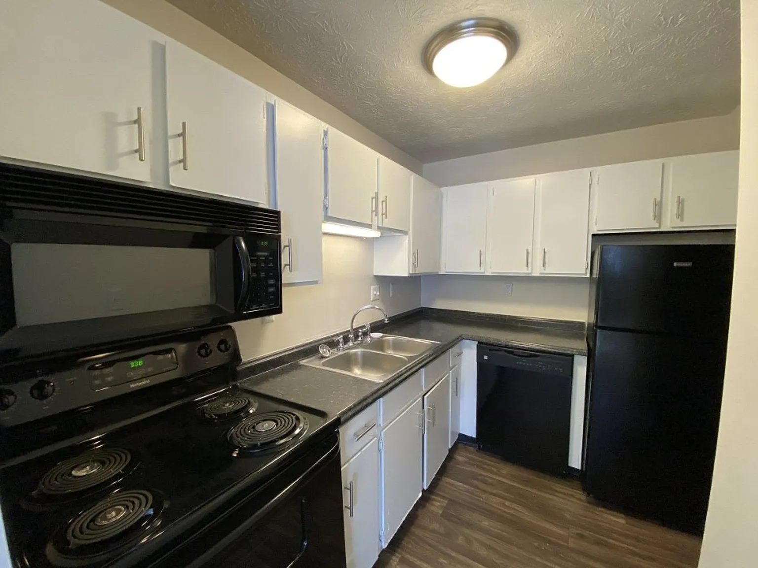 Vantage Pointe Apartments — Photo 3