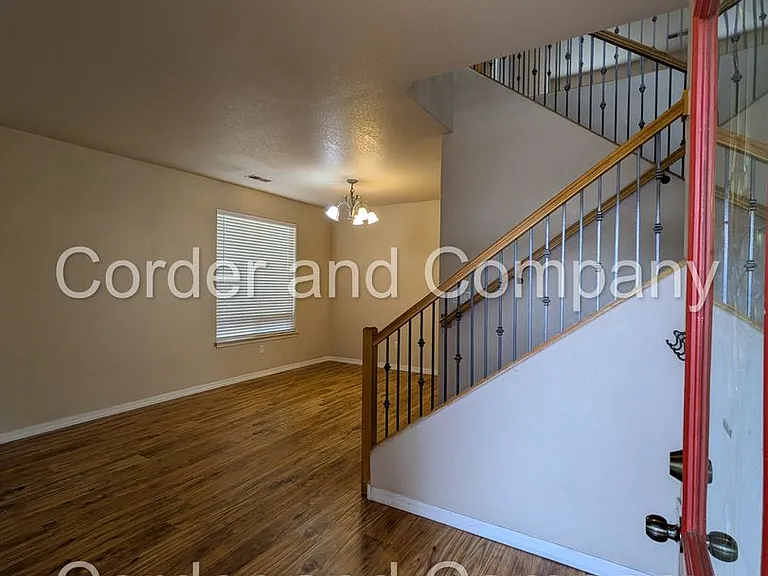 8827 Hampton Ave NE — Photo 2