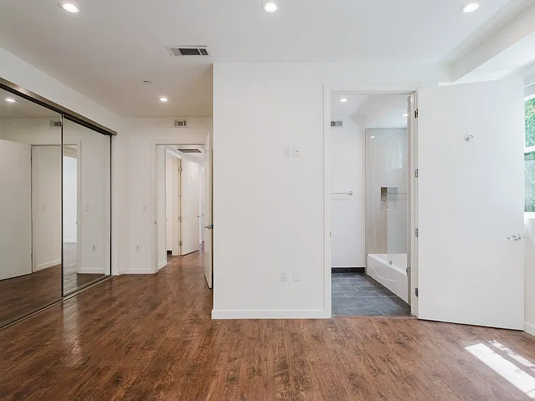 13551 Burbank Blvd #1 — Photo 25
