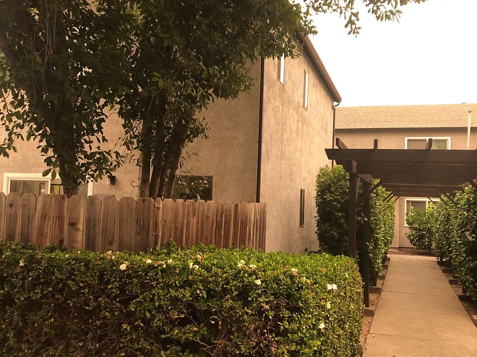 Entrance to 1024 Matt dr small 5 unit complex