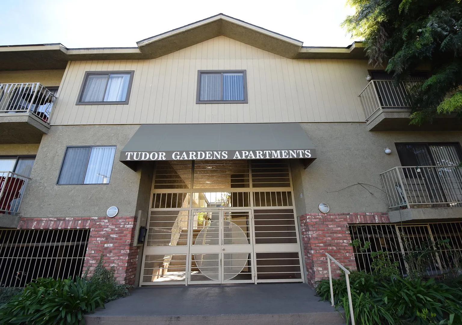 15128-44 Burbank Blvd — Photo 1