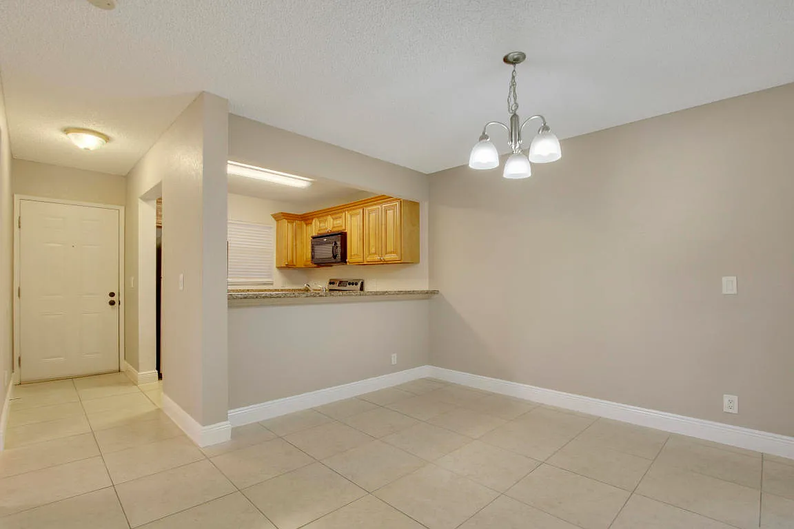Building Photo - 1524 Lake Crystal Dr #H