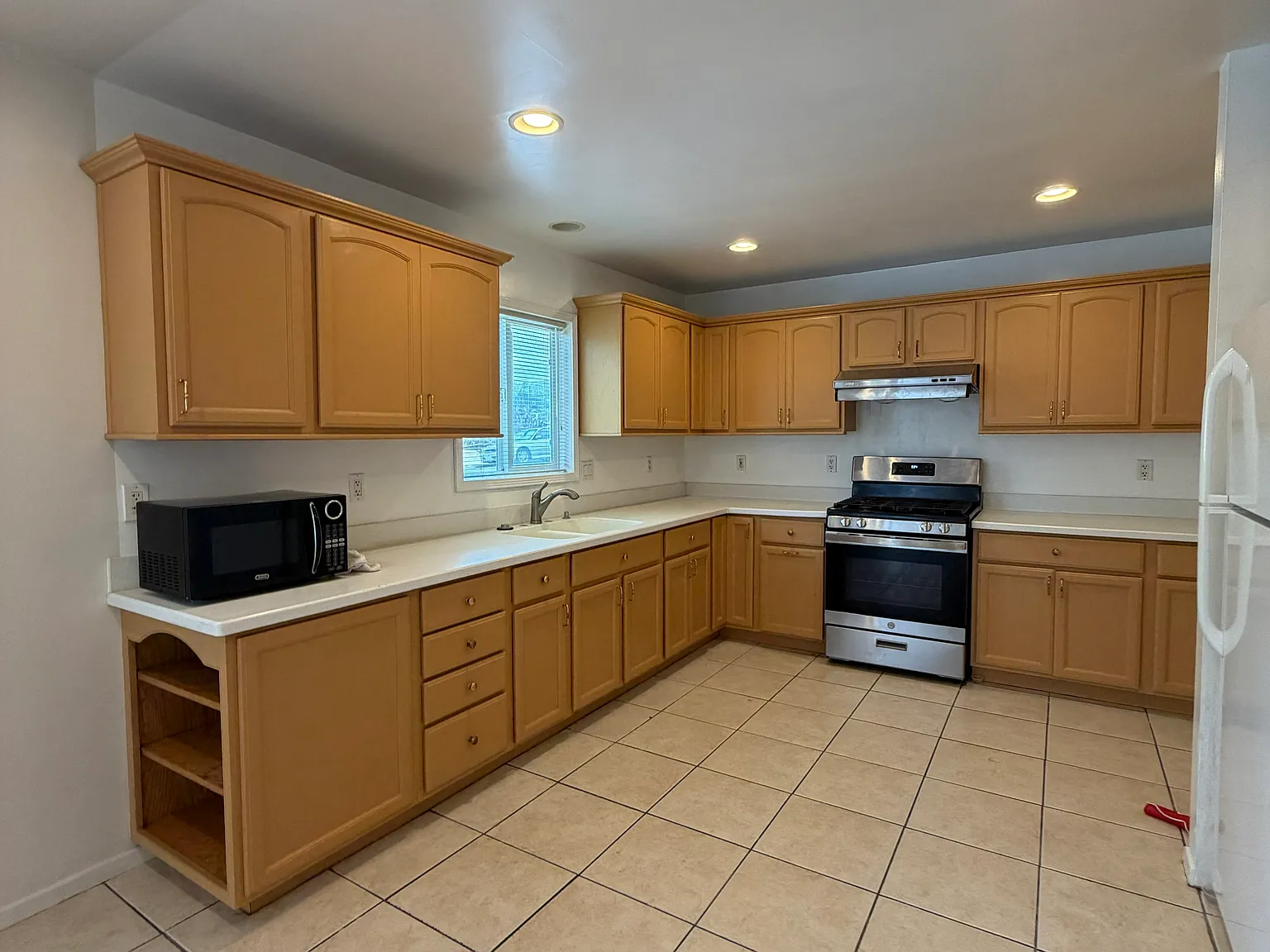 3 bed, 1000 sqft, $3,000 — Photo 1