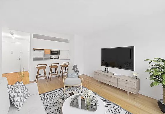 4th image of 250 E 30th St APT 3D
