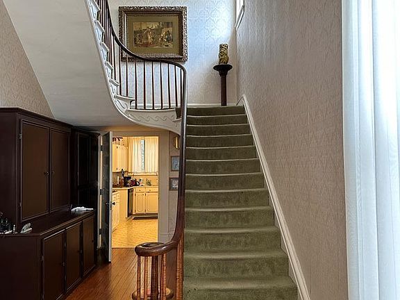 5th image of 621 Washington St