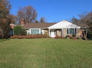 21 Lighthouse Rd, Great Neck, NY 11024